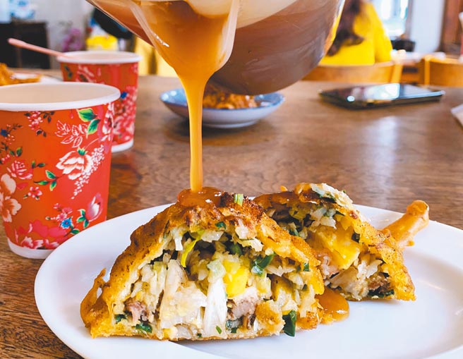 嘉义县鹿草乡「日和制冰部」研发出凤梨蚵嗲，里头填入蜜凤梨和鲜果凤梨，馅料饱满，口味清爽不腻。（吕妍庭摄）