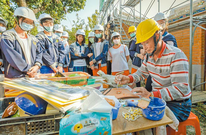屏县府文化处趁歷史建筑修復过程，举办现场讲座，邀请学生与民眾近距离一睹匠师手艺。（屏县府提供／林和生屏东传真）