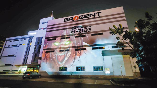 智崴集团「i-Ride 5D飞行剧院」6日晚间将在高雄软体园区，打造巨幅「进击的巨人」投影。图为主角艾连变身巨人。（智崴提供／柯宗纬高雄传真）