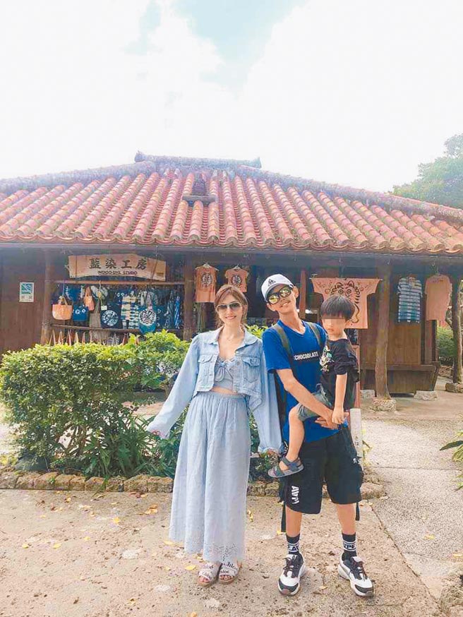 Grace（左）和抱着儿子布朗尼的阿翔开心合照。（摘自脸书）