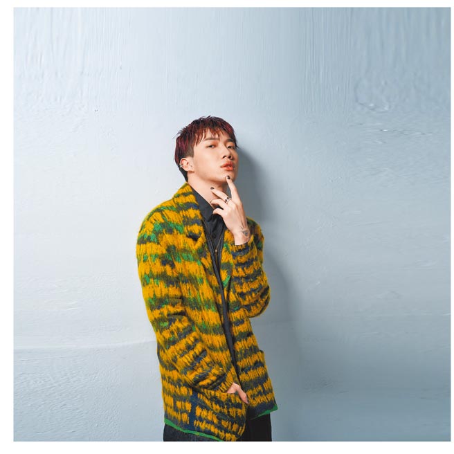 ØZI在新专辑《PEDESTAL基石》尽显个人才华，制作费用是上一张专辑的3到4倍，佩戴Boucheron珠宝完美诠释街头嘻哈时尚。（ JOJ PHOTO摄，服装提供／Saint Laurent）