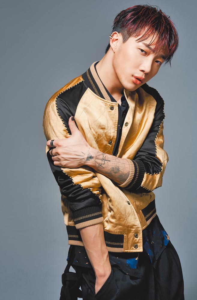 嘻哈才子ØZI有「音乐瑞士刀」之美誉，在新专辑中参与词曲创作，就连MV的执导和演出都不假他人之手，佩戴Boucheron珠宝诠释Freestyle的时尚风情。（JOJ PHOTO摄，服装提供／Saint Laurent）