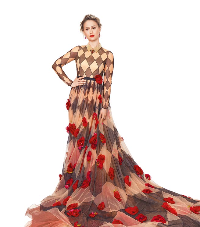 《芭乐特电影续集》玛丽亚巴卡洛娃甩开搞笑，穿上Dior礼服改当女神。（Dior提供）