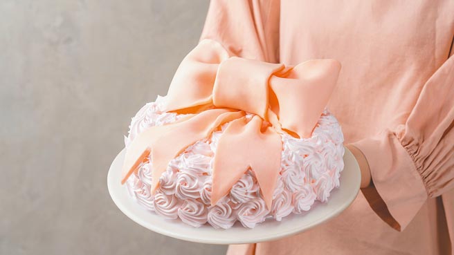 4. 食芋堂「打开幸福」以手制大缎带配上淡雅玫瑰挤花，8吋1188元。（食芋堂提供）