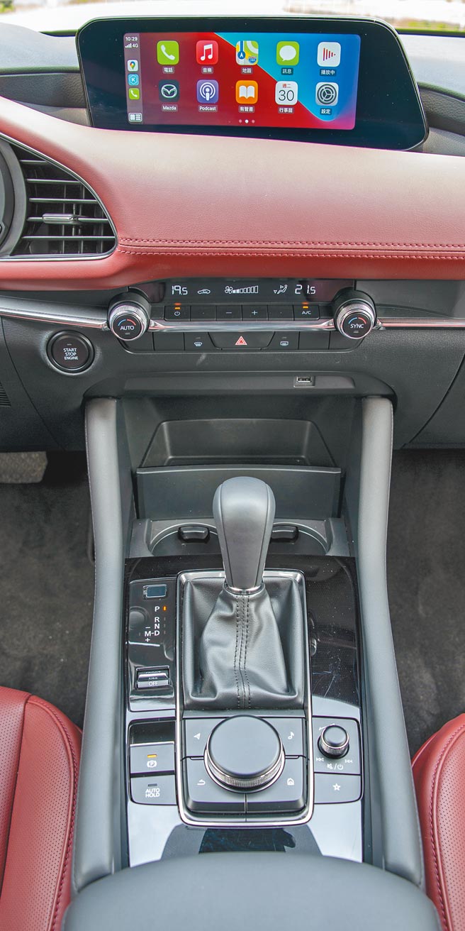 8.8吋中央萤幕支援Apple Carplay、Android Auto。（陈大任摄）