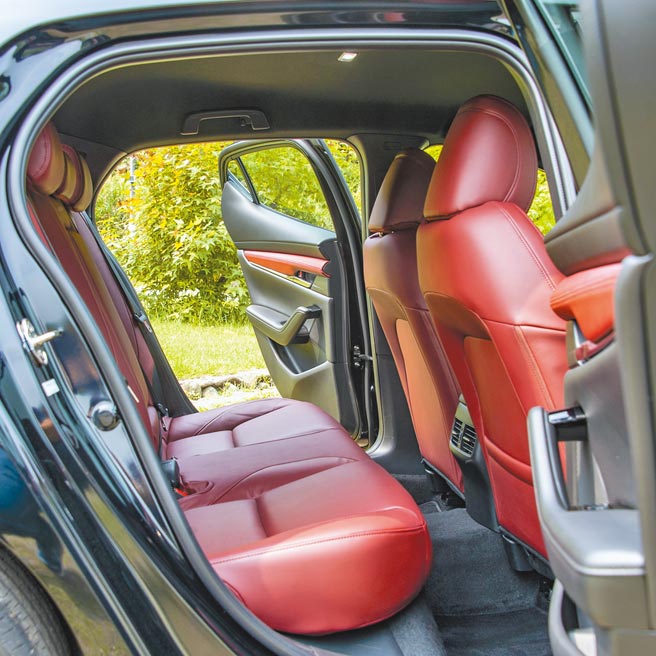 后座空间适中，座椅有不错的支撑及舒适感。（陈大任摄）