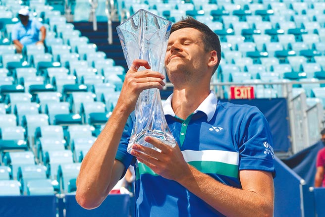 波兰选手胡卡兹亲吻迈阿密网球大师赛男单冠军奖杯。（美联社）