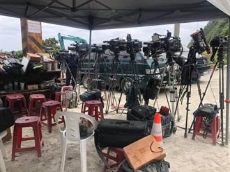 太魯閣號大體搬出 現場記者同步一個動作 媒體人感動：以你們為榮