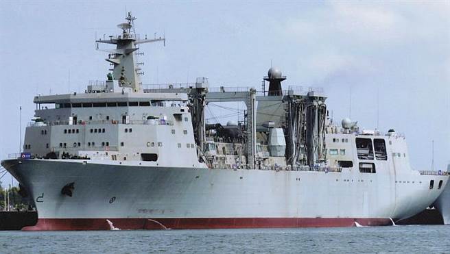 大陆首艘快速补给舰呼伦湖舰，目前是辽寧号航母专属的补给舰。（图／网路）