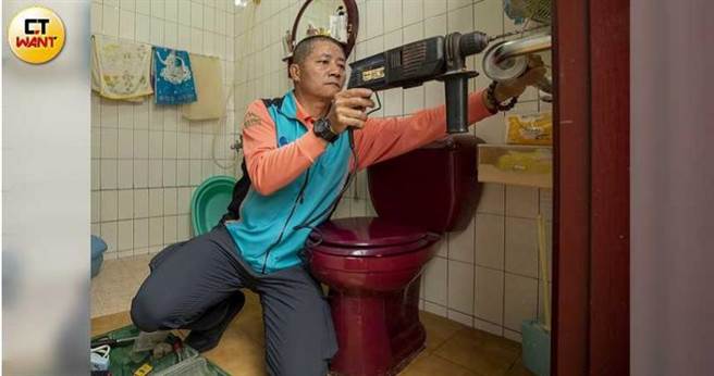 除了在食物银行当志工，黄振郎还经常利用下班时间到独居老人家中安装扶手。（图／宋岱融摄）