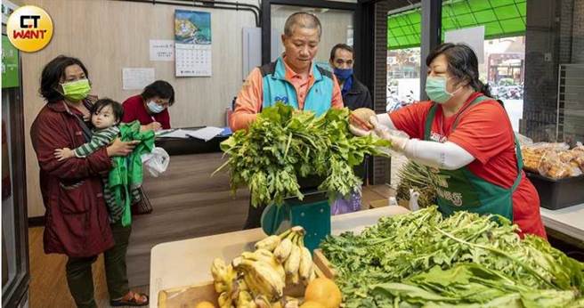 黃振郎每逢休假就到食物銀行幫忙分發物資，面對每個來領取的民眾都溫柔招呼，讓人備感窩心。（圖／宋岱融攝）