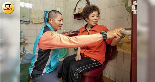 黄振郎每逢休假就到食物银行帮忙分发物资或是照顾独居老人，到他们家中帮忙装设安全扶手。（图／宋岱融摄）