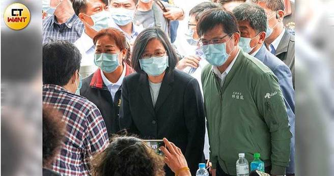 2021/04/02总统蔡英文、交通部长林佳龙、卫福部长陈时中慰问太鲁阁号事件民眾。摄影：张文玠