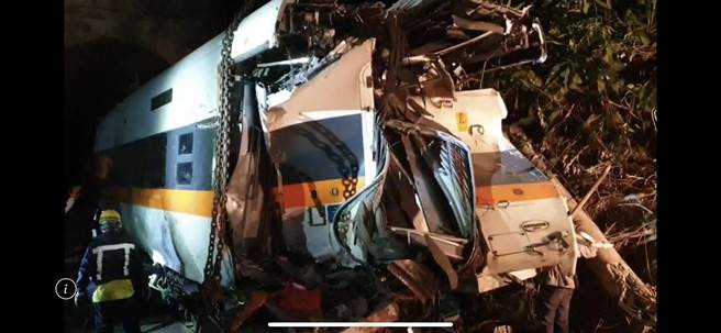 第8節車廂因撞擊劇烈，嚴重變形、支離破碎，宛如廢鐵。（交通部提供／羅亦晽翻攝）