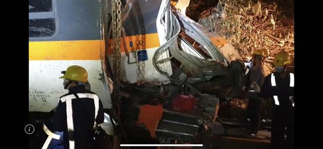 第8節車廂因撞擊劇烈，嚴重變形、支離破碎，宛如廢鐵。（交通部提供／羅亦晽翻攝）