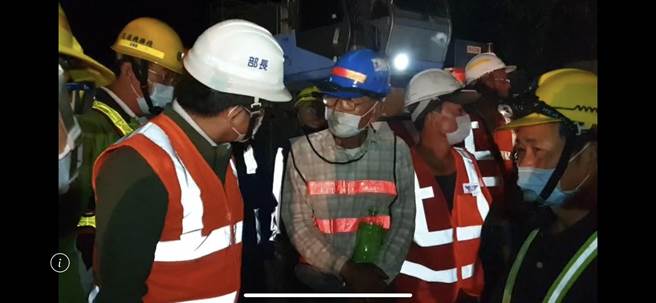 交通部長林佳龍僅管今上午將北返立法院備詢，昨晚仍到場監督，並感謝現場第一線工程人員的努力。（交通部提供／羅亦晽翻攝）