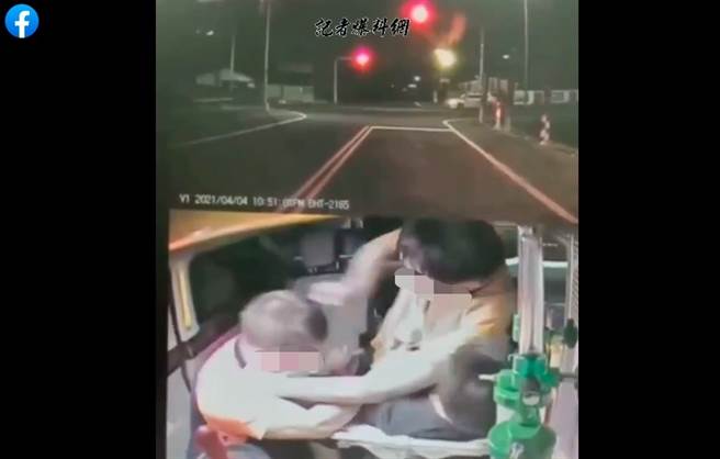 年轻男子搭救护车暴打医护头部12拳，画面让网友爆气。（图／翻摄自记者爆料网）