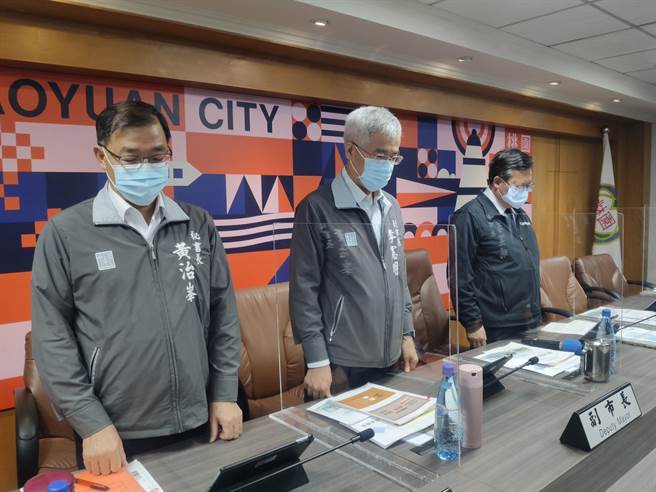 桃園市政府7日在市長鄭文燦主持下舉辦市政會議，會議前鄭文燦與與會官員先向太魯閣號桃園市籍4名罹難者默哀。（賴佑維攝）