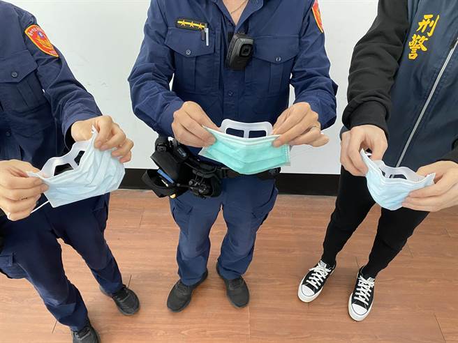 口罩支架可以提升呼吸舒適感，員警收到後開心不已。（大甲警分局提供／陳淑娥台中傳真）