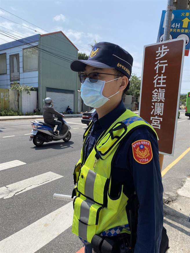 口罩支架可以提升呼吸舒適感，員警收到後開心不已。（大甲警分局提供／陳淑娥台中傳真）