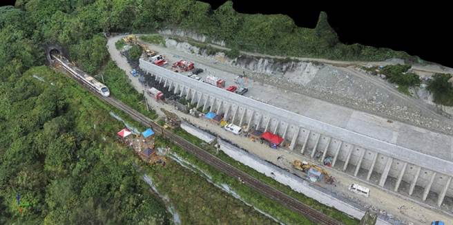 台鐵太魯閣號2日發生出軌事故造成嚴重死傷，運安會主委楊宏智今天受訪表示，工程車是卡在樹叢後掉落，現場也有好幾台怪手，怪手的部分滿關鍵的，已將相關資料交給檢調處理。（圖／運安會提供）