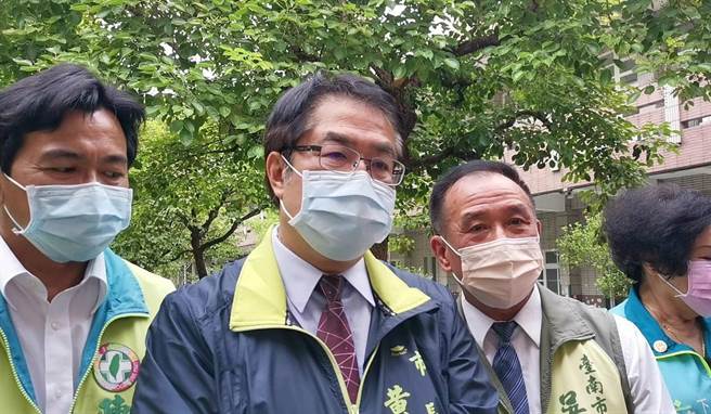 前国民健康署长邱淑媞在脸书批卫生福利部设立赈灾专户「伺机发灾难财」，台南市长黄伟哲（左二）说「此言差矣」。（刘秀芬摄）