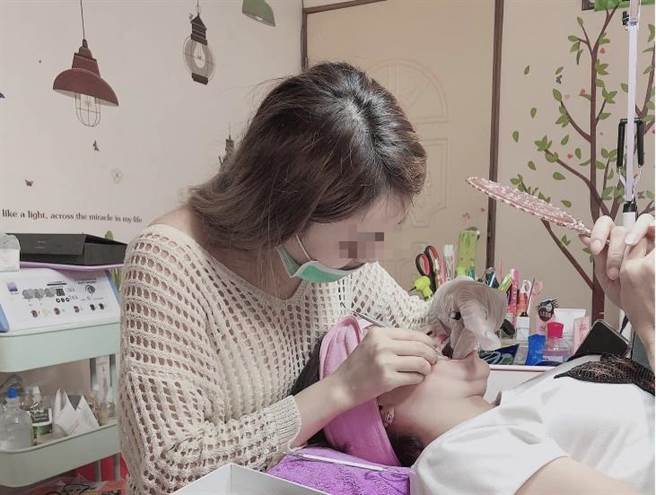 崔姓女子在台非法執行美容醫療行為，替民眾施打玻尿酸、溶脂針，收費3500至6000元不等。（姜霏翻攝）