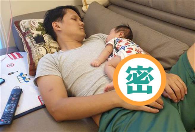 一名男子把自己与儿子的温馨合照传到家庭群组，不料却被母亲打电话急劝「赶快删掉」，令他一头雾水。（图／翻摄自PTT）