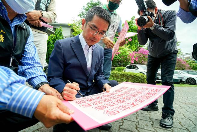 宜兰市长江聪渊发动连署，盼林佳龙留下来继续领导交通部。（李忠一摄）