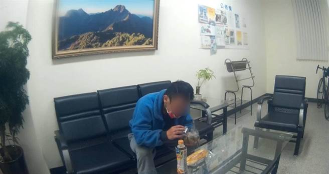 警方发现詹男曾被通报为失踪人口，且有身心障碍情事，便将詹男先载回派出所休息。(警方提供)