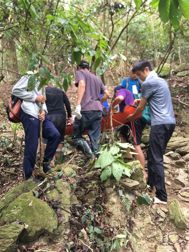 七旬翁攀登笠顶山突昏迷，警消送医抢救。(屏县消防局提供)