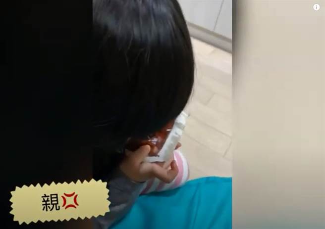 佩佩的女儿喜欢亲蟑螂玩具。（图／YT@蔡佩佩）