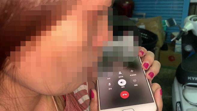 台东许姓遗体修復师遭冒名募资过期化妆品，受访时仍不断接到民眾询问电话。（蔡旻妤摄）