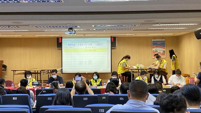 台中市府地政局举办「110年区段徵收配余地第1次标售」，标售水湳经贸园区及高铁台中站等22笔土地，得标总价为206亿6900多万元，总溢价率56.43％。（陈淑芬摄）