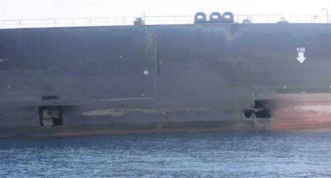 以色列從2019年起，就攻擊通過東地中海和紅海，載有伊朗原油與武器的船隻。圖為2019年10月在紅海受攻擊的伊朗油輪「沙比地」號（Sabiti）。（伊朗石油部/達志圖庫/TGP）