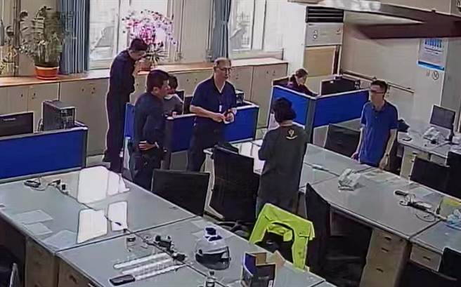 曾妇日前衝进安寧派出所，泣不成声向警方求救说接获儿子遭绑架电话。（清水警分局提供／陈淑娥台中传真）