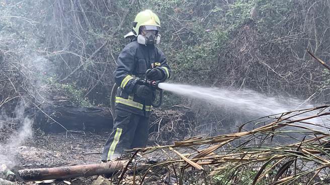 金门白龙潭一带今日上午11时发生田野杂草「火烧埔」， 金湖消防分队紧急派遣水库车赶往灌救，火势在12时许扑灭。（金门县消防局提供）
