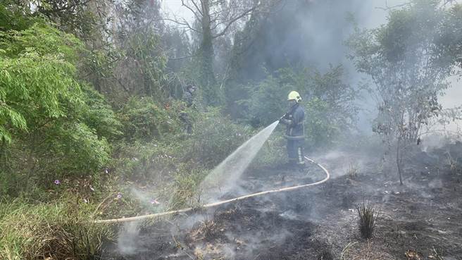 火烧面积约1500平方公尺，距离中油金马行销中心的油槽仅约100公尺。（金门县消防局提供）