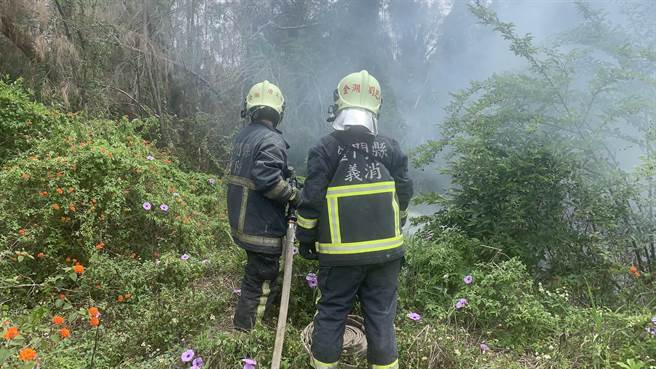 今日上午11时08分，中油金马行销中心与白龙潭之间的草埔区突然冒出无名大火，县消防局第二大队金湖分队据报火速赶至。（金门县消防局提供）
