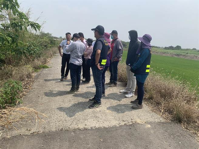 台南市農業、環保、水利、地政與公所等單位討論龜仔港排水處理方式。(台南市農業局提供／劉秀芬台南傳真)