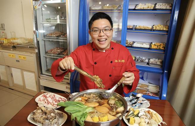 田方伦在2017年顶下位于松隆路的「羊家将羊肉炉」，延续已故北市议员李新对北市食安的坚守。(田方伦提供／李侑珊台北传真)。