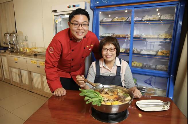 田方伦并非出身政治世家，妈妈只是家管，支持他投入政坛与跨足小吃业。(田方伦提供／李侑珊台北传真)