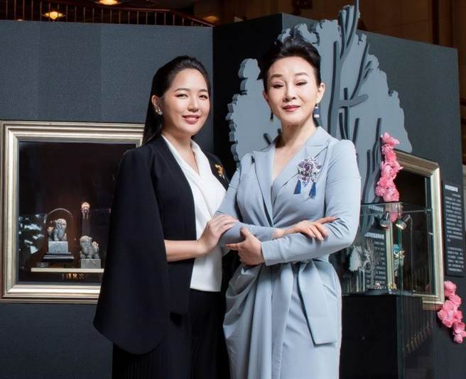 （JHENG JEWELLERY「千年此刻」艺术特展，国宝级艺术家魏海敏与百年老店新锐艺术总监郑允婕相见欢／图／JHENG JEWELLERY提供）