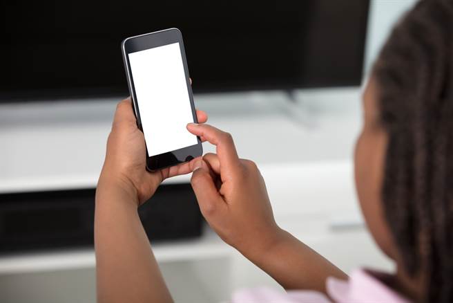 國小五年級的兒子被邀請加入約砲社團，家長得知後超崩潰。（示意圖/Shutterstock）