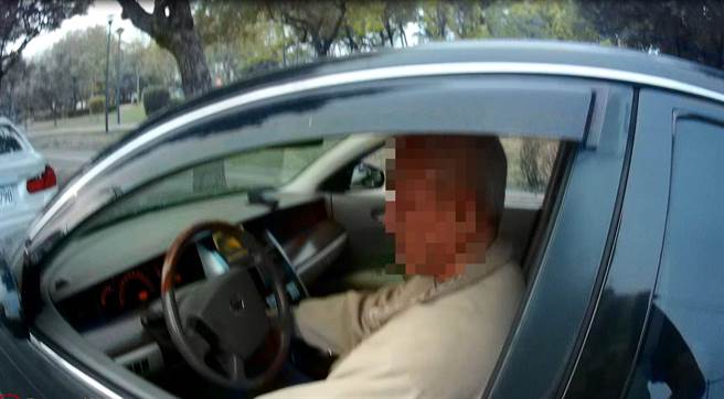 台中市63岁刘姓男子日前将未熄火轿车，停放北屯区四张犁公园旁，警方通知开离。（台中市警第五分局提供／张妍溱台中传真）