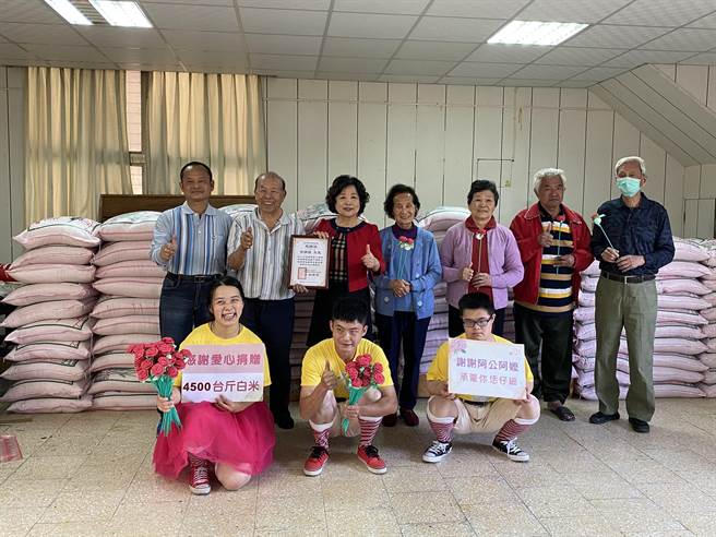 苗栗县狮潭乡民甘顺发（后排左二）号召乡民捐米，送爱到真善美社会福利基金会，今年已迈入第18年，传为地方佳话。（巫静婷摄）