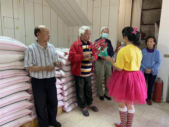 苗栗县狮潭乡民甘顺发（左一）号召乡民捐米，送爱到真善美社会福利基金会，今年已迈入第18年，7日基金会南下颁赠感谢状，并由憨儿亲自向地方爷爷奶奶献花致谢。（巫静婷摄）