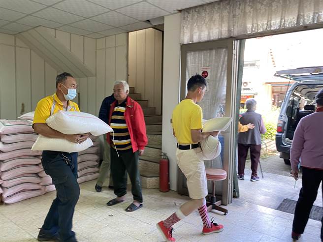 苗栗县狮潭乡民甘顺发号召乡民捐米，送爱到真善美社会福利基金会，今年已迈入第18年，传为地方佳话，7日工作人员一一将白米搬运上车。（巫静婷摄）