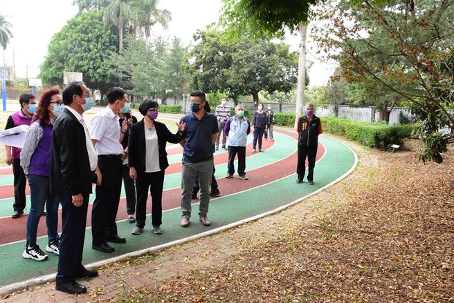 彰化縣長王惠美7日上午特別現身湳雅國小，親自了解學校實際需求，並且允諾投入經費，要讓學生有更優質的學生活動空間。(吳建輝攝)