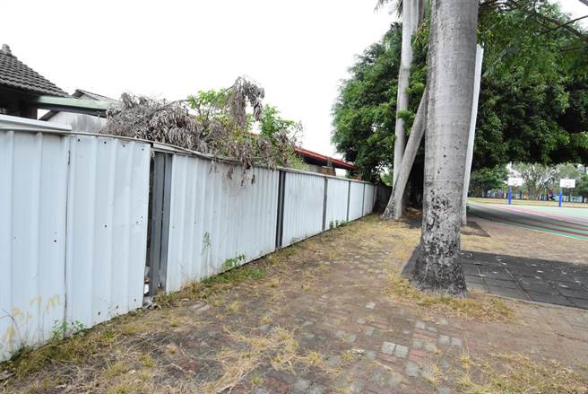 彰化縣社頭鄉湳雅國小將在明年12月迎接70歲大壽，校方為了營造更安全舒適的學習環境，向縣府爭取經費，規劃「操場週邊圍牆整建工程」。(吳建輝攝)